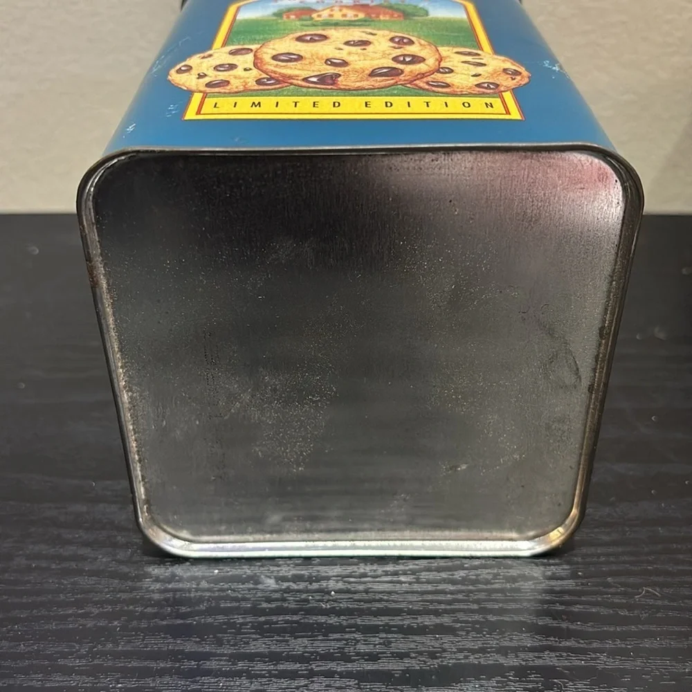 Nestle Toll House tin